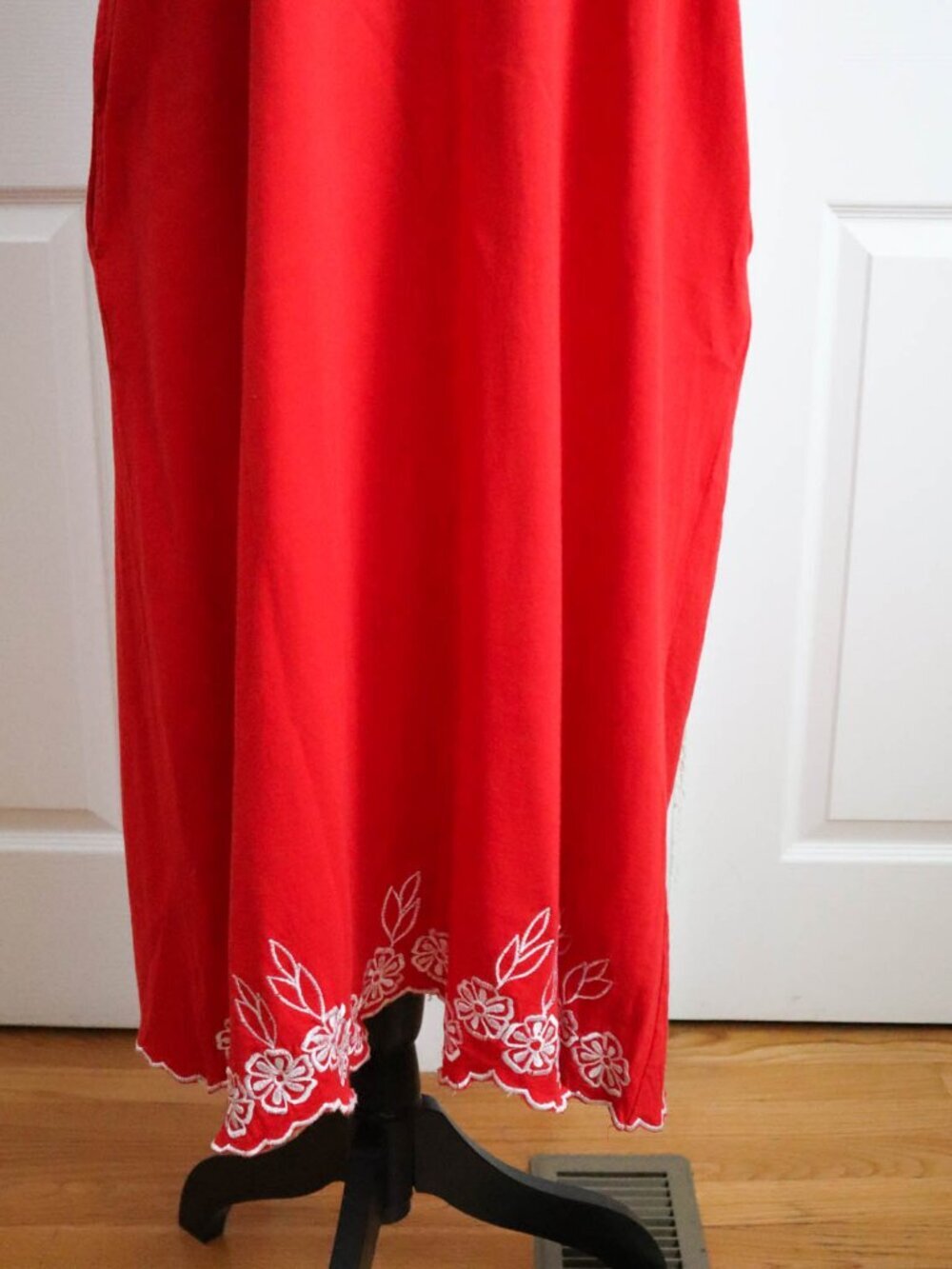 La Cera Dress Cotton Red & Embroidered Floral Design Sz M Pockets Resortwear - Picture 5 of 8